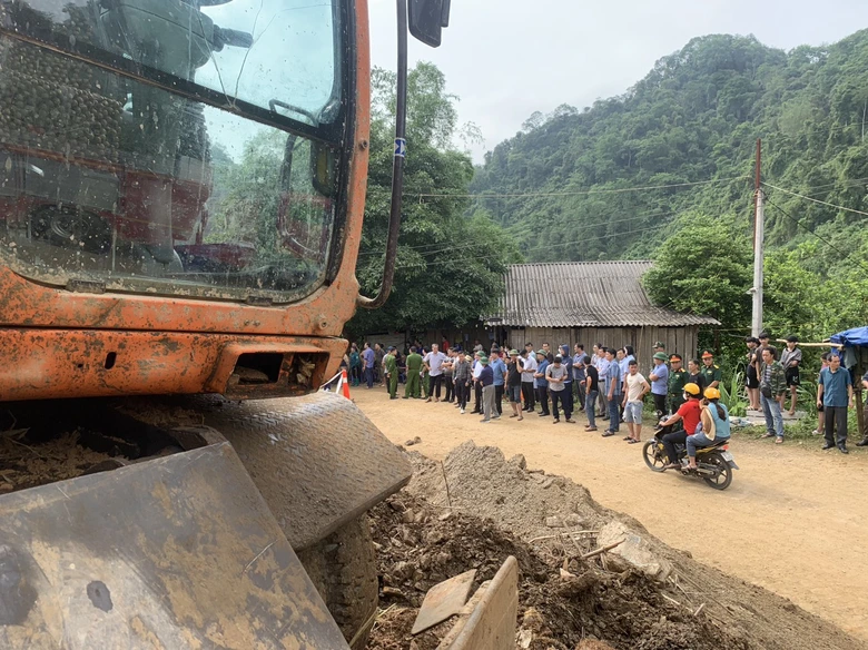 Hiện trường t&igrave;m kiếm 3 người bị v&ugrave;i lấp v&igrave; sạt lở đất tại Bắc Kạn- Ảnh 3.