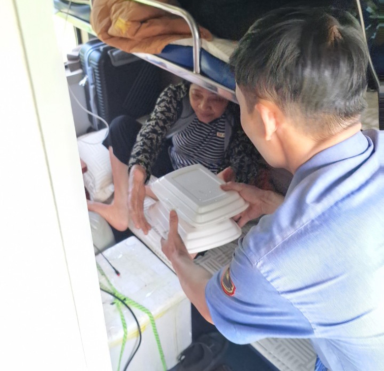 Đường sắt căng mình hỗ trợ khách trung chuyển qua điểm sạt lở hầm Chí Thạnh- Ảnh 11. Đường sắt căng mình hỗ trợ khách trung chuyển qua điểm sạt lở hầm Chí Thạnh- Ảnh 11.