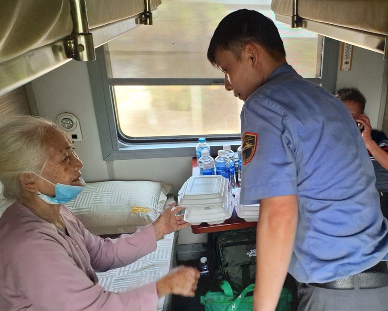 Đường sắt căng mình hỗ trợ khách trung chuyển qua điểm sạt lở hầm Chí Thạnh- Ảnh 10. Đường sắt căng mình hỗ trợ khách trung chuyển qua điểm sạt lở hầm Chí Thạnh- Ảnh 10.