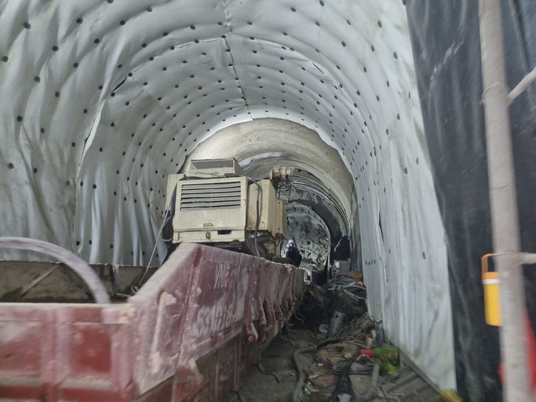 Tăng nh&acirc;n lực, chạy đua thời gian khắc phục sạt lở hầm Ch&iacute; Thạnh- Ảnh 2.