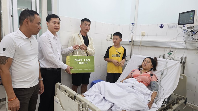 Khách sạn phá tổ ong, 3 người đi đường bị ong đốt nhập viện- Ảnh 2. Khách sạn phá tổ ong, 3 người đi đường bị ong đốt nhập viện- Ảnh 2.
