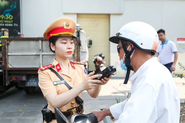 Nữ cảnh s&aacute;t giao th&ocirc;ng H&agrave; Nội trực tiếp xử l&yacute; vi phạm nồng độ cồn- Ảnh 2.