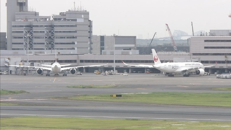 Hai máy bay va chạm mạnh tại cánh gây hư hỏng nặng, hàng trăm khách bị ảnh hưởng. (Ảnh: NHK) Hai máy bay va chạm mạnh tại cánh gây hư hỏng nặng, hàng trăm khách bị ảnh hưởng. (Ảnh: NHK)