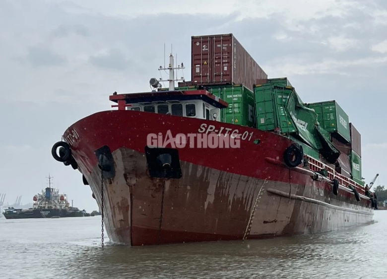 TP.HCM: Va chạm với t&agrave;u h&agrave;ng, nhiều container từ s&agrave; lan rơi xuống s&ocirc;ng Đồng Nai- Ảnh 1.