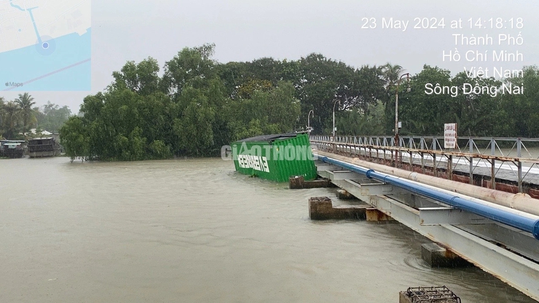 TP.HCM: Va chạm với t&agrave;u h&agrave;ng, nhiều container từ s&agrave; lan rơi xuống s&ocirc;ng Đồng Nai- Ảnh 2.