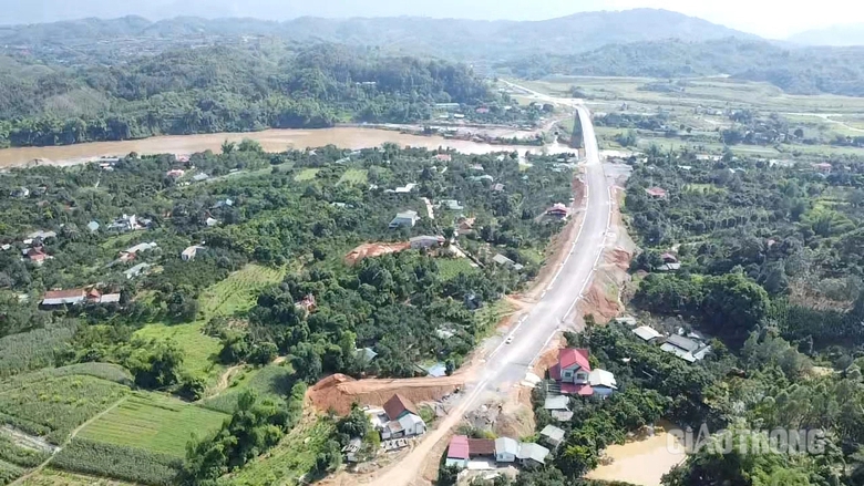 Lào Cai: Vì sao đường dẫn cầu Làng Giàng còn 300m chưa thi công xong?- Ảnh 1. Lào Cai: Vì sao đường dẫn cầu Làng Giàng còn 300m chưa thi công xong?- Ảnh 1.