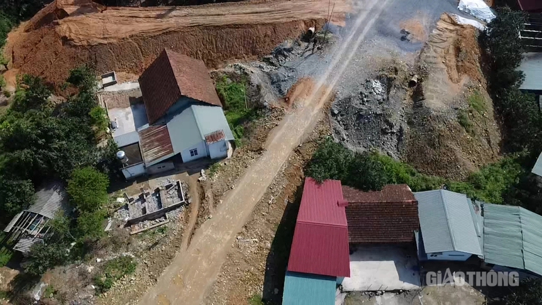 Lào Cai: Vì sao đường dẫn cầu Làng Giàng còn 300m chưa thi công xong?- Ảnh 2. Lào Cai: Vì sao đường dẫn cầu Làng Giàng còn 300m chưa thi công xong?- Ảnh 2.