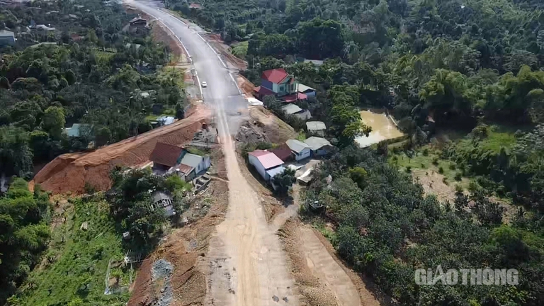 Lào Cai: Vì sao đường dẫn cầu Làng Giàng còn 300m chưa thi công xong?- Ảnh 4. Lào Cai: Vì sao đường dẫn cầu Làng Giàng còn 300m chưa thi công xong?- Ảnh 4.