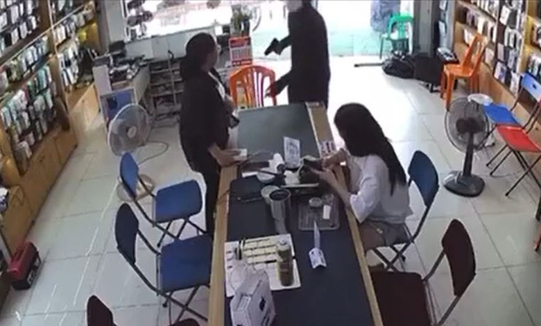 Truy bắt đối tượng nghi cầm s&uacute;ng v&agrave; dao cướp cửa h&agrave;ng điện thoại ở Nghệ An- Ảnh 1.