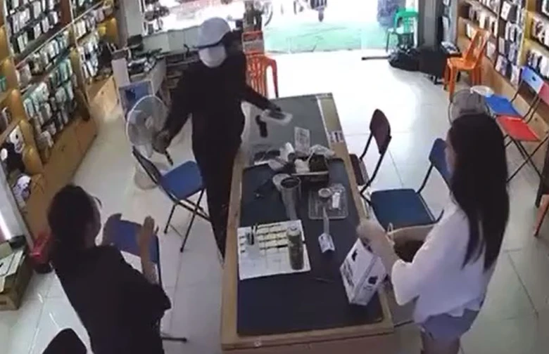 Truy bắt đối tượng nghi cầm s&uacute;ng v&agrave; dao cướp cửa h&agrave;ng điện thoại ở Nghệ An- Ảnh 2.