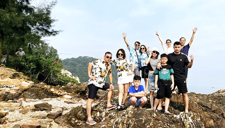 Điểm n&oacute;ng kho&aacute;ng sản lậu th&agrave;nh &ldquo;thi&ecirc;n đường du lịch&rdquo;- Ảnh 2.