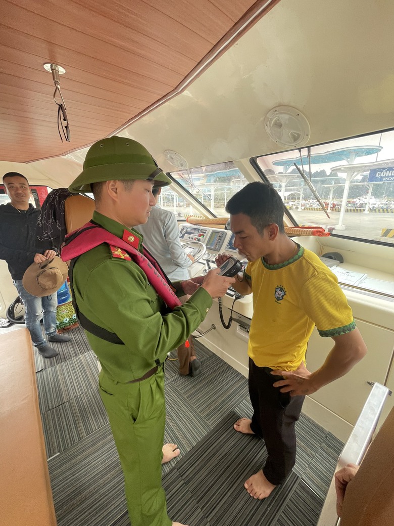 Quảng Ninh: Xuống t&agrave;u tuy&ecirc;n truyền, đo nồng độ cồn người điều khiển phương tiện thủy- Ảnh 1.