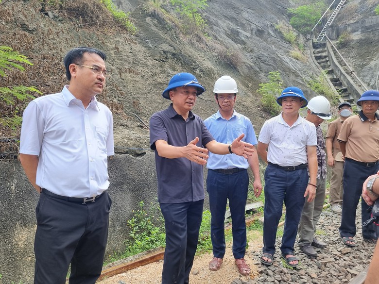 Nỗ lực thông hầm đường sắt Chí Thạnh trong 2-3 ngày tới- Ảnh 3. Nỗ lực thông hầm đường sắt Chí Thạnh trong 2-3 ngày tới- Ảnh 3.