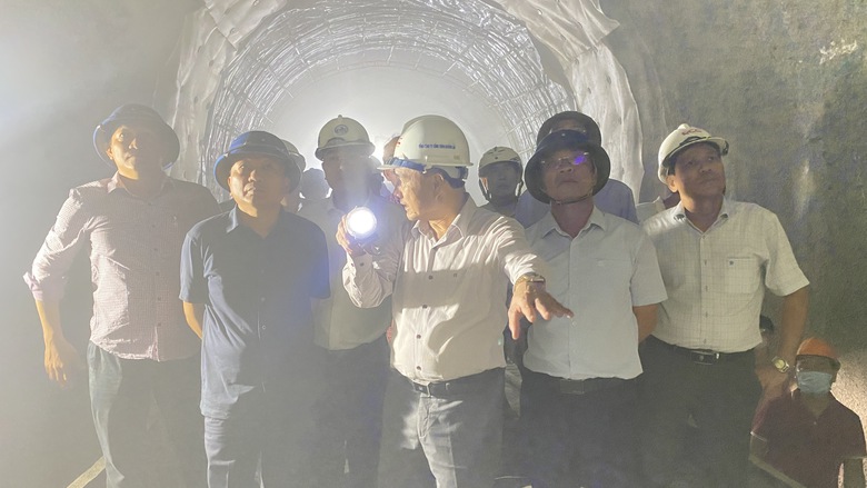 Nỗ lực thông hầm đường sắt Chí Thạnh trong 2-3 ngày tới- Ảnh 2. Nỗ lực thông hầm đường sắt Chí Thạnh trong 2-3 ngày tới- Ảnh 2.