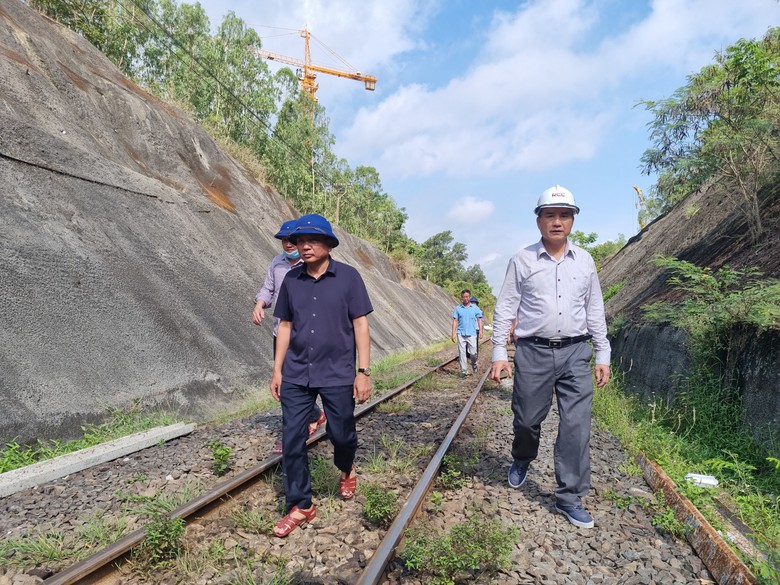 Nỗ lực thông hầm đường sắt Chí Thạnh trong 2-3 ngày tới- Ảnh 4. Nỗ lực thông hầm đường sắt Chí Thạnh trong 2-3 ngày tới- Ảnh 4.