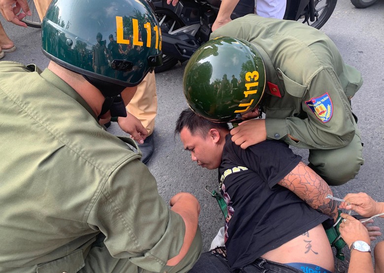 Bị CSGT kiểm tra, t&agrave;i xế tăng ga bỏ chạy g&acirc;y tai nạn khiến một phụ nữ trọng thương- Ảnh 2.