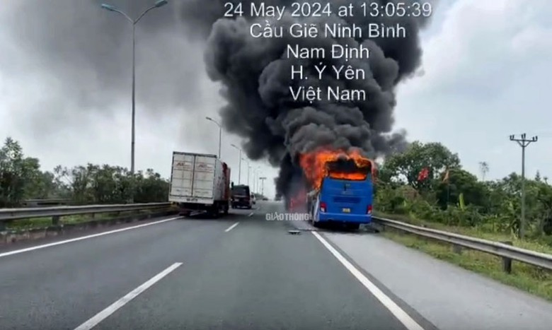 Chiếc xe kh&aacute;ch bốc ch&aacute;y ng&ugrave;n ngụt tr&ecirc;n cao tốc Cầu Giẽ - Ninh B&igrave;nh.