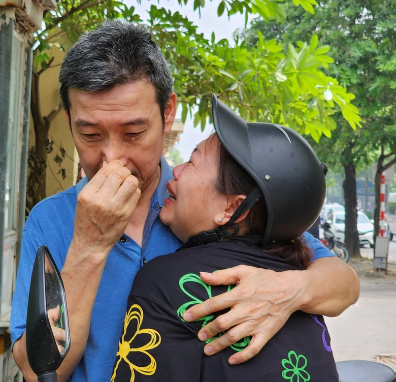 Vụ ch&aacute;y nh&agrave; trọ Trung K&iacute;nh, 14 người tử vong: Người th&acirc;n bật kh&oacute;c chạy c&aacute;c nh&agrave; tang lễ- Ảnh 2.