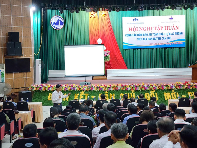 H&agrave;ng trăm người d&acirc;n H&agrave; Tĩnh được phổ biến kiến thức an to&agrave;n giao th&ocirc;ng- Ảnh 2.