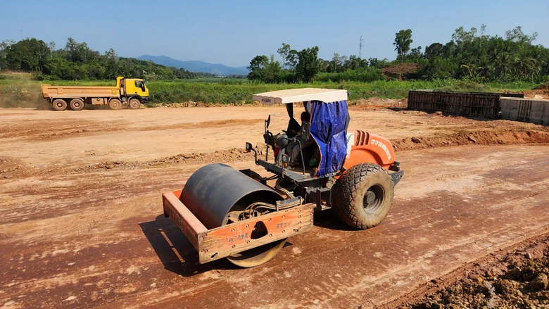 Nh&agrave; thầu cao tốc qua Quảng Ng&atilde;i mệt mỏi v&igrave; thiếu đất đắp- Ảnh 3.