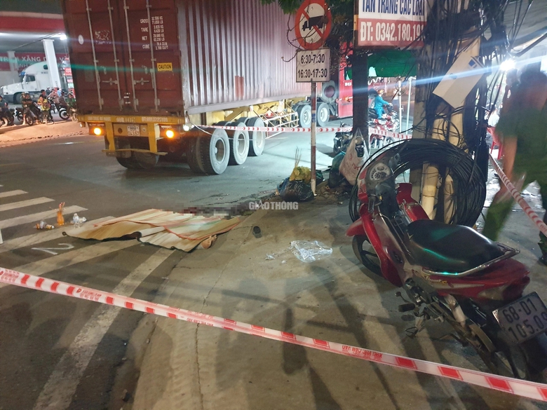 Người đàn ông đi bộ ngã vào gầm xe container, tử vong tại chỗ- Ảnh 1. Người đàn ông đi bộ ngã vào gầm xe container, tử vong tại chỗ- Ảnh 1.