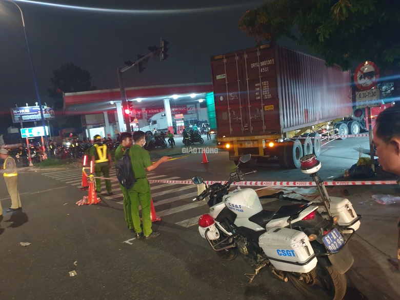 Người đàn ông đi bộ ngã vào gầm xe container, tử vong tại chỗ- Ảnh 2. Người đàn ông đi bộ ngã vào gầm xe container, tử vong tại chỗ- Ảnh 2.