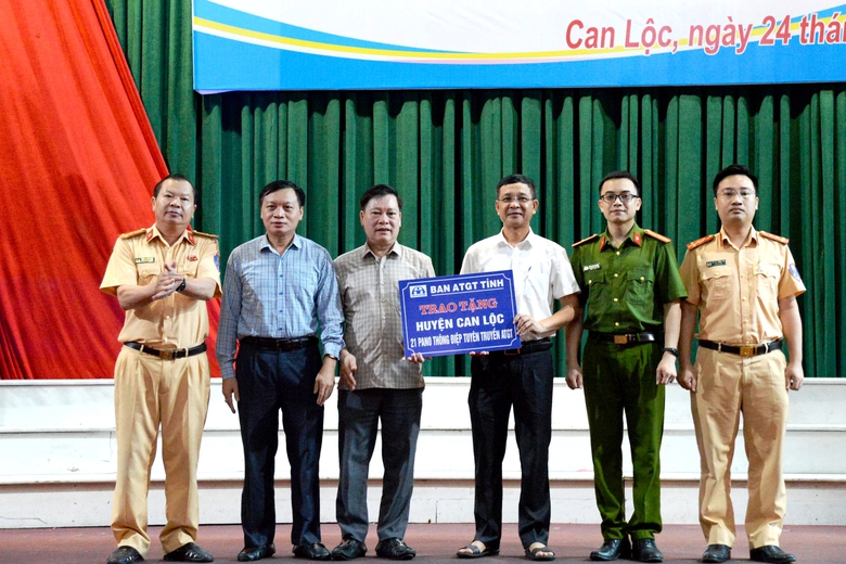 H&agrave;ng trăm người d&acirc;n H&agrave; Tĩnh được phổ biến kiến thức an to&agrave;n giao th&ocirc;ng- Ảnh 3.