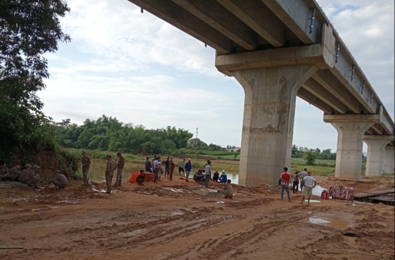 Quảng Ng&atilde;i: Tr&ocirc;i cầu tạm trong đ&ecirc;m, 2 c&ocirc;ng nh&acirc;n bị lũ cuốn- Ảnh 1.