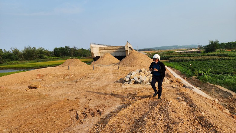 Loạt dự án giao thông dang dở vì tắc mặt bằng ở Quảng Ngãi- Ảnh 4. Loạt dự án giao thông dang dở vì tắc mặt bằng ở Quảng Ngãi- Ảnh 4.