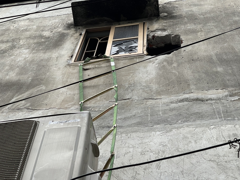 Người h&ugrave;ng cứu nạn nh&acirc;n vụ ch&aacute;y nh&agrave; trọ: 