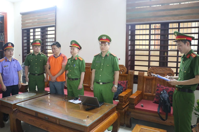 Vụ bắt tạm giam chủ tịch TX Cửa L&ograve;: Nhiều trưởng ph&ograve;ng, nguy&ecirc;n trưởng ph&ograve;ng cũng bị bắt- Ảnh 3.