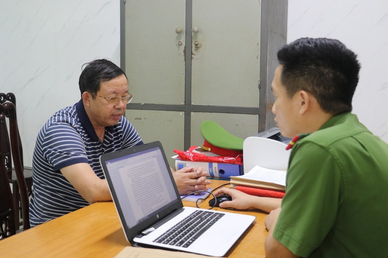 Người bị bắt c&ugrave;ng chủ tịch v&agrave; c&aacute;c trưởng ph&ograve;ng ở TX Cửa L&ograve; l&agrave; ai?- Ảnh 1.