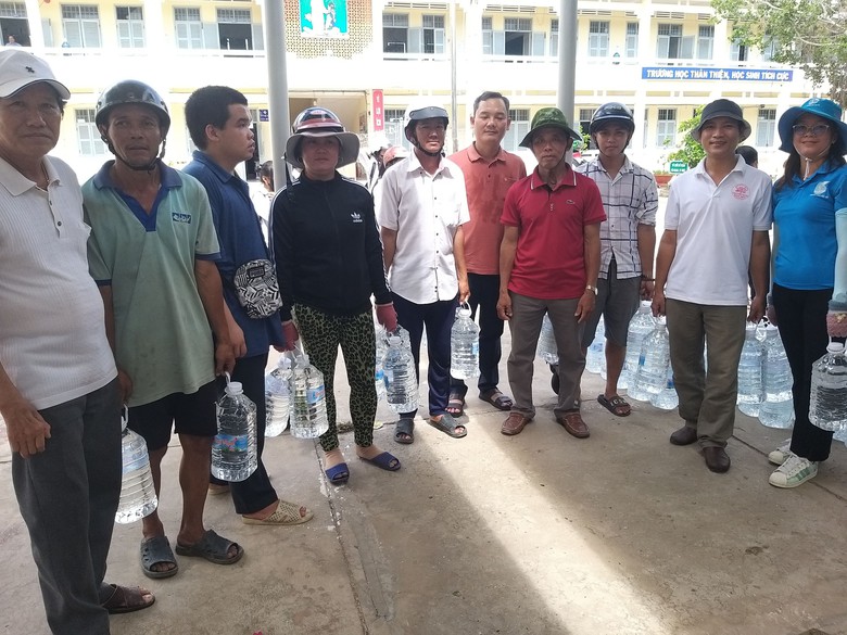 Tặng 2.500 b&igrave;nh nước lọc cho người d&acirc;n v&ugrave;ng hạn mặn ở Bến Tre- Ảnh 1.