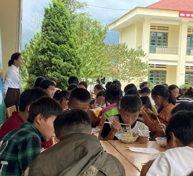 Nữ sinh H&agrave; Th&agrave;nh v&agrave; h&agrave;nh tr&igrave;nh từ thiện đến những điểm trường v&ugrave;ng cao- Ảnh 2.