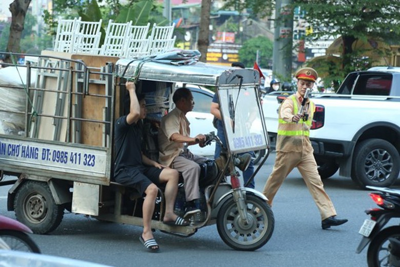 C&ocirc;ng an H&agrave; Nội c&oacute; tổ c&ocirc;ng t&aacute;c đặc biệt, xử l&yacute; th&ecirc;m h&agrave;ng trăm vi phạm giao th&ocirc;ng mỗi ng&agrave;y- Ảnh 1.