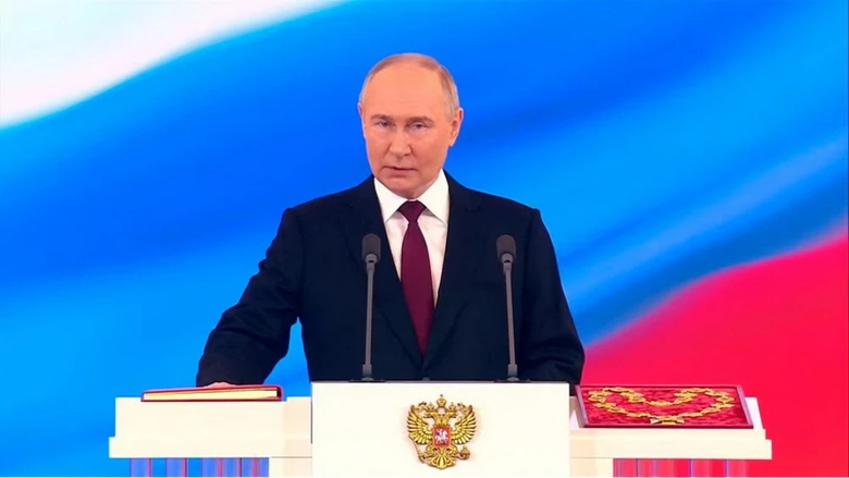 Tổng thống Nga Putin: Quyền lực của &ocirc;ng Zelensky đ&atilde; hết hạn- Ảnh 1.