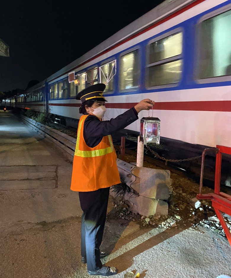 Nhọc nhằn nghề gác chắn tàu- Ảnh 3. Nhọc nhằn nghề gác chắn tàu- Ảnh 3.