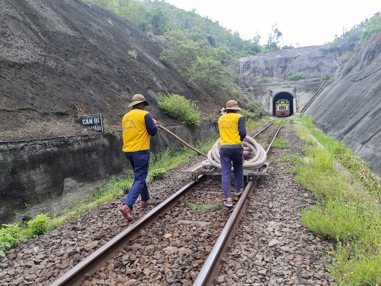Thi công ngày đêm khắc phục sạt lở hầm Chí Thạnh, phấn đấu thông tàu trong ngày 26/5- Ảnh 3. Thi công ngày đêm khắc phục sạt lở hầm Chí Thạnh, phấn đấu thông tàu trong ngày 26/5- Ảnh 3.