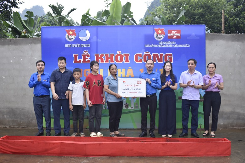 Tuy&ecirc;n Quang: Khởi c&ocirc;ng ng&ocirc;i nh&agrave; 15/10 do B&aacute;o Giao th&ocirc;ng t&agrave;i trợ- Ảnh 1.