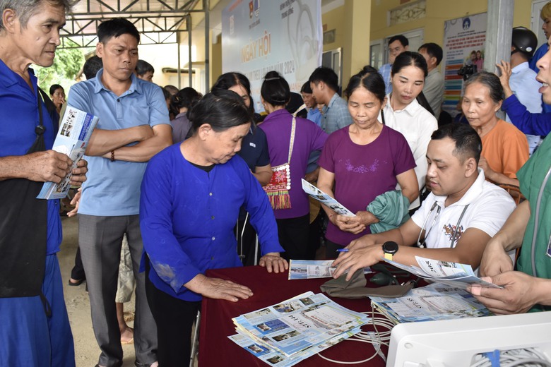 Tuy&ecirc;n Quang: Khởi c&ocirc;ng ng&ocirc;i nh&agrave; 15/10 do B&aacute;o Giao th&ocirc;ng t&agrave;i trợ- Ảnh 5.