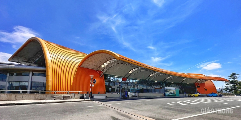 Sân bay Liên Khương - bông dã quỳ khoe sắc trên cao nguyên xanh- Ảnh 2. Sân bay Liên Khương - bông dã quỳ khoe sắc trên cao nguyên xanh- Ảnh 2.