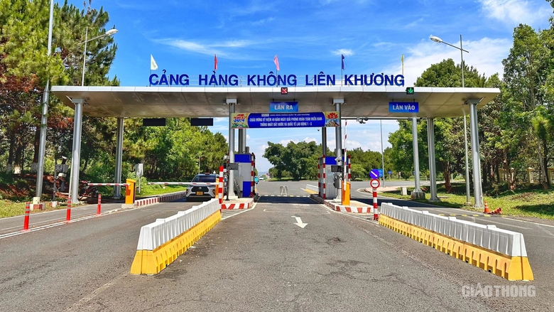 Sân bay Liên Khương - bông dã quỳ khoe sắc trên cao nguyên xanh- Ảnh 3. Sân bay Liên Khương - bông dã quỳ khoe sắc trên cao nguyên xanh- Ảnh 3.