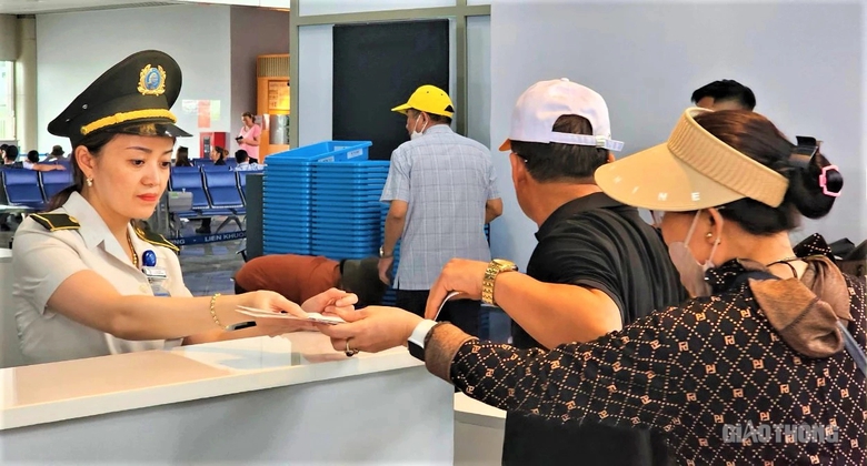 Sân bay Liên Khương - bông dã quỳ khoe sắc trên cao nguyên xanh- Ảnh 5. Sân bay Liên Khương - bông dã quỳ khoe sắc trên cao nguyên xanh- Ảnh 5.