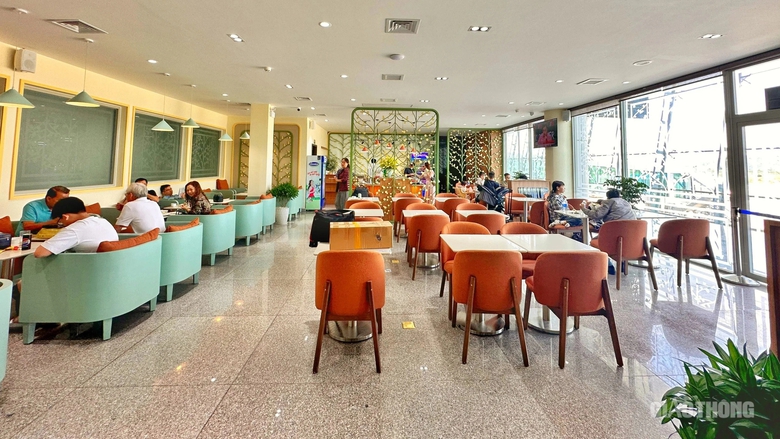 Sân bay Liên Khương - bông dã quỳ khoe sắc trên cao nguyên xanh- Ảnh 6. Sân bay Liên Khương - bông dã quỳ khoe sắc trên cao nguyên xanh- Ảnh 6.