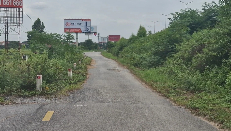 Cận cảnh đường gom xuống cấp, chi ch&iacute;t biển b&aacute;o đường cụt tr&ecirc;n cao tốc H&agrave; Nội - Bắc Giang- Ảnh 3.