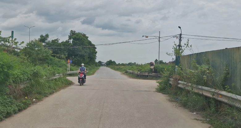 Cận cảnh đường gom xuống cấp, chi ch&iacute;t biển b&aacute;o đường cụt tr&ecirc;n cao tốc H&agrave; Nội - Bắc Giang- Ảnh 2.