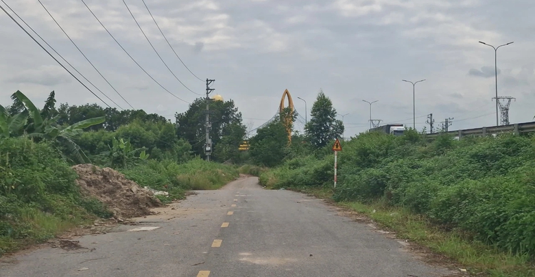 Cận cảnh đường gom xuống cấp, chi ch&iacute;t biển b&aacute;o đường cụt tr&ecirc;n cao tốc H&agrave; Nội - Bắc Giang- Ảnh 16.