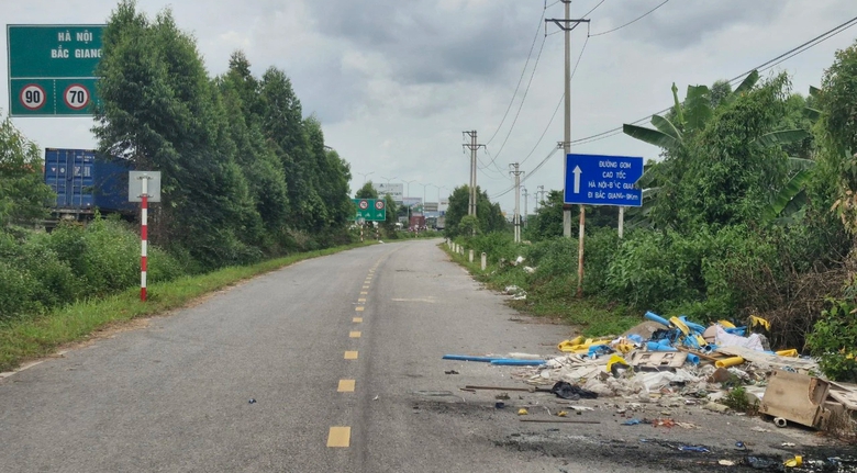 Cận cảnh đường gom xuống cấp, chi ch&iacute;t biển b&aacute;o đường cụt tr&ecirc;n cao tốc H&agrave; Nội - Bắc Giang- Ảnh 17.