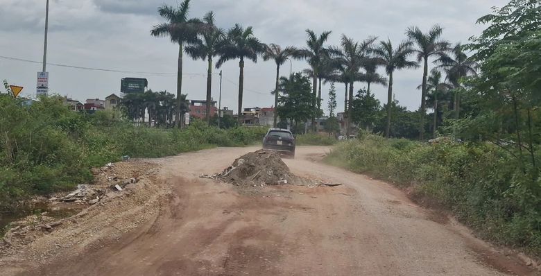 Cận cảnh đường gom xuống cấp, chi ch&iacute;t biển b&aacute;o đường cụt tr&ecirc;n cao tốc H&agrave; Nội - Bắc Giang- Ảnh 5.