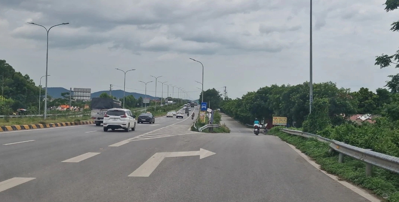 Cận cảnh đường gom xuống cấp, chi ch&iacute;t biển b&aacute;o đường cụt tr&ecirc;n cao tốc H&agrave; Nội - Bắc Giang- Ảnh 1.